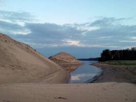После высадки песчаных летающих тарелок береговая линия выглядит по другому...